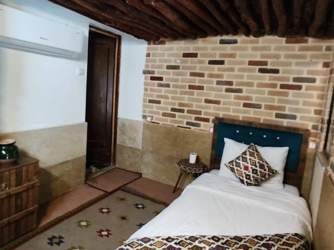 اجاره اقامتگاه بومگردی در لطفعلی خان زند - یک تخت