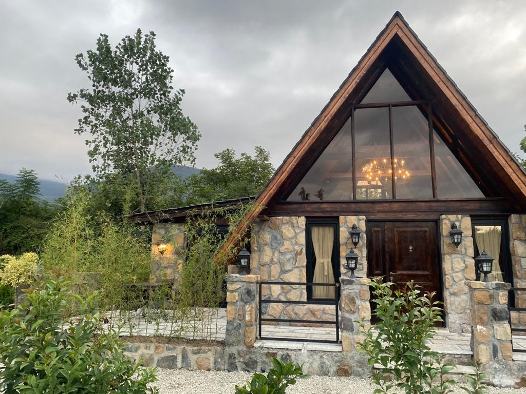 اجاره کلبه سوئیسی سرپوشیده آبگرم در دریا پشته رامسر