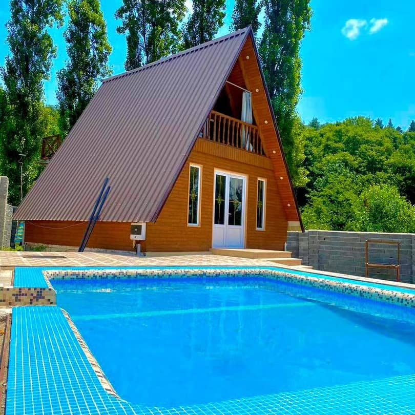 اجاره کلبه سوئیسی با استخر روباز در روستای گاونکلا لفور