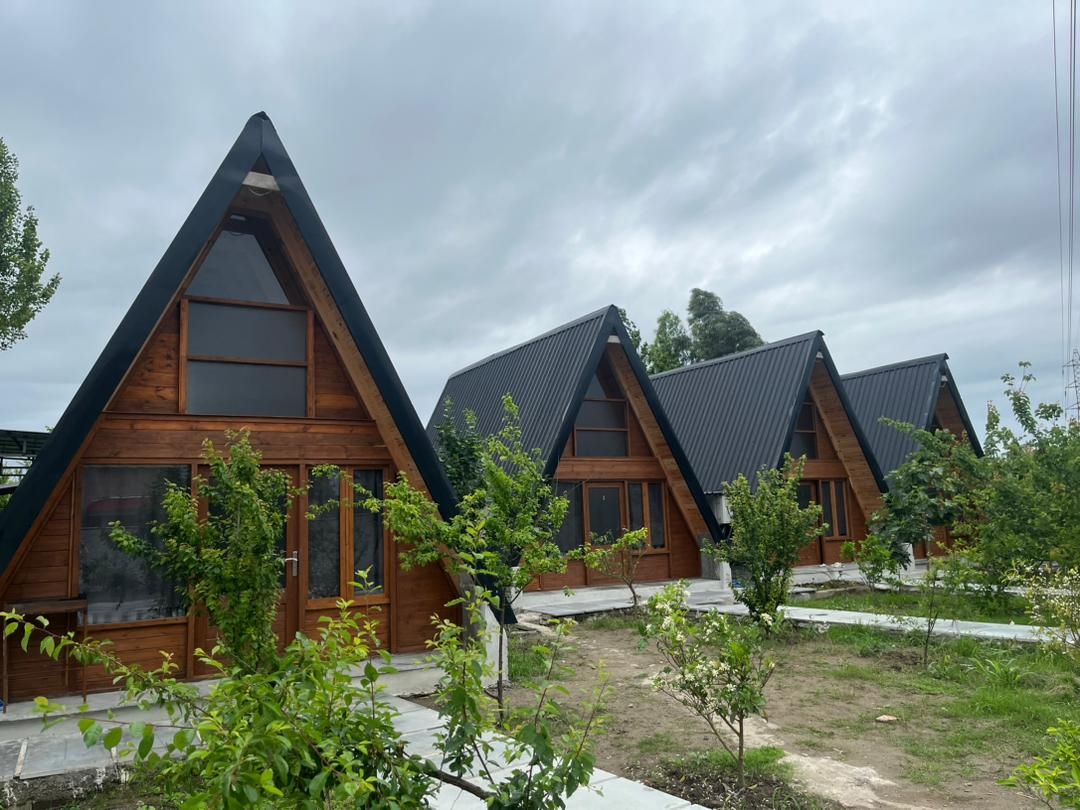 اجاره کلبه سوئیسی استخردار در سرخرود نزدیک به دریا