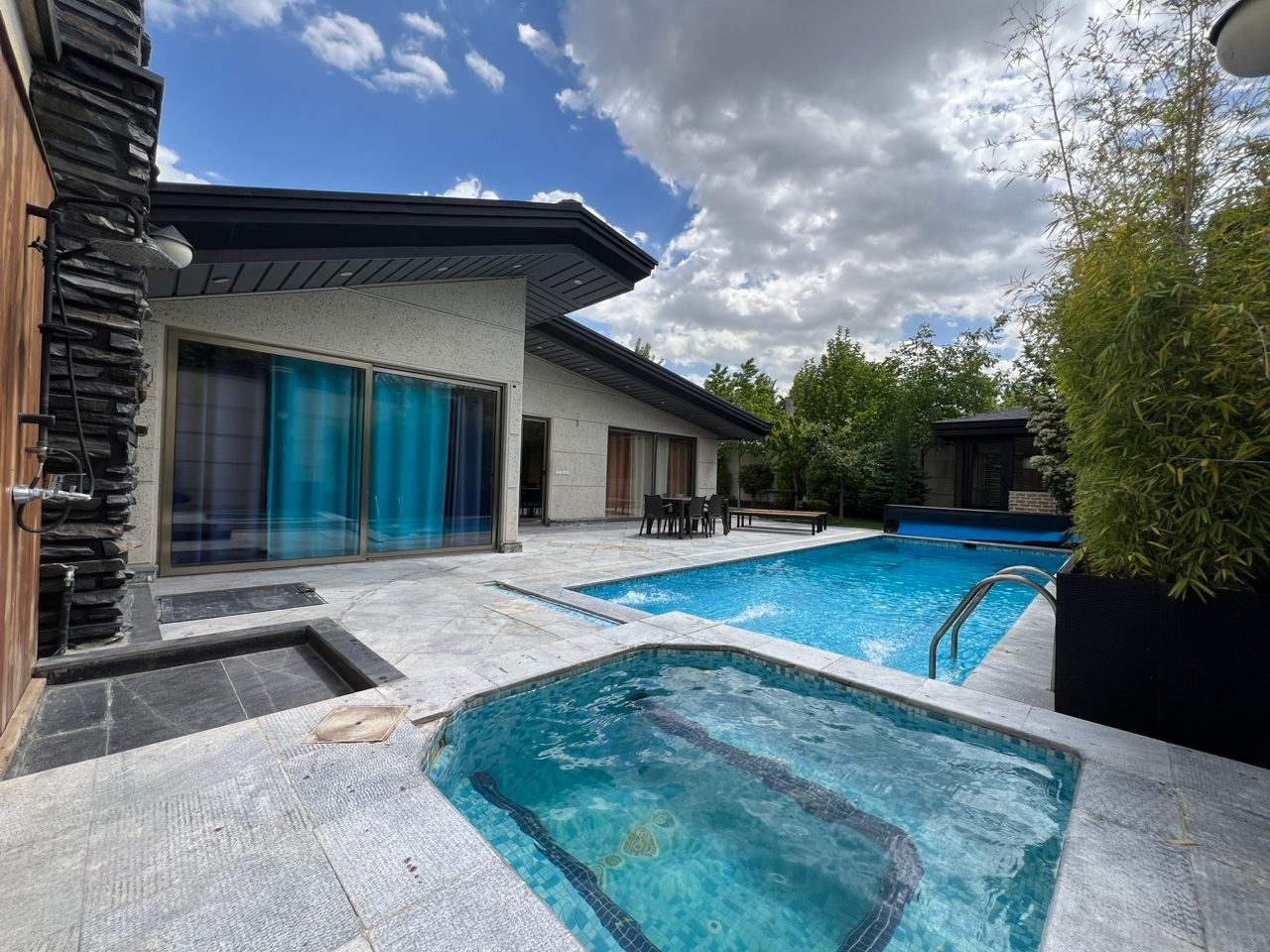 اجاره ویلا با استخر روباز در لواسان