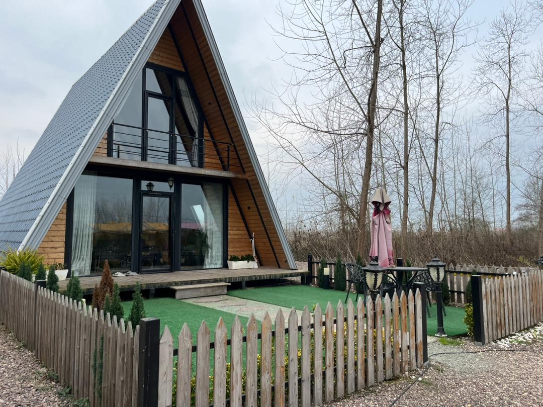 اجاره کلبه سوئیسی جکوزی دار در روستای تربگوده بندر انزلی