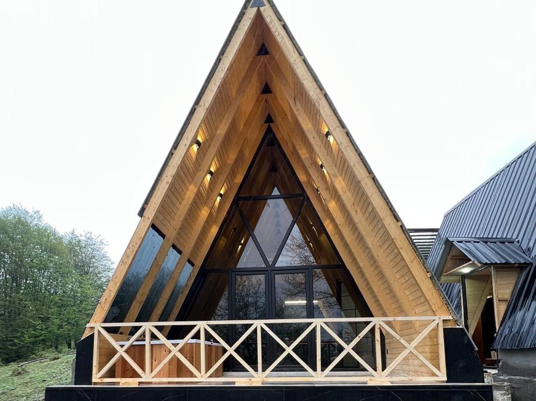 کلبه سوئیسی جنگلی جکوزی دار در برنجستانک