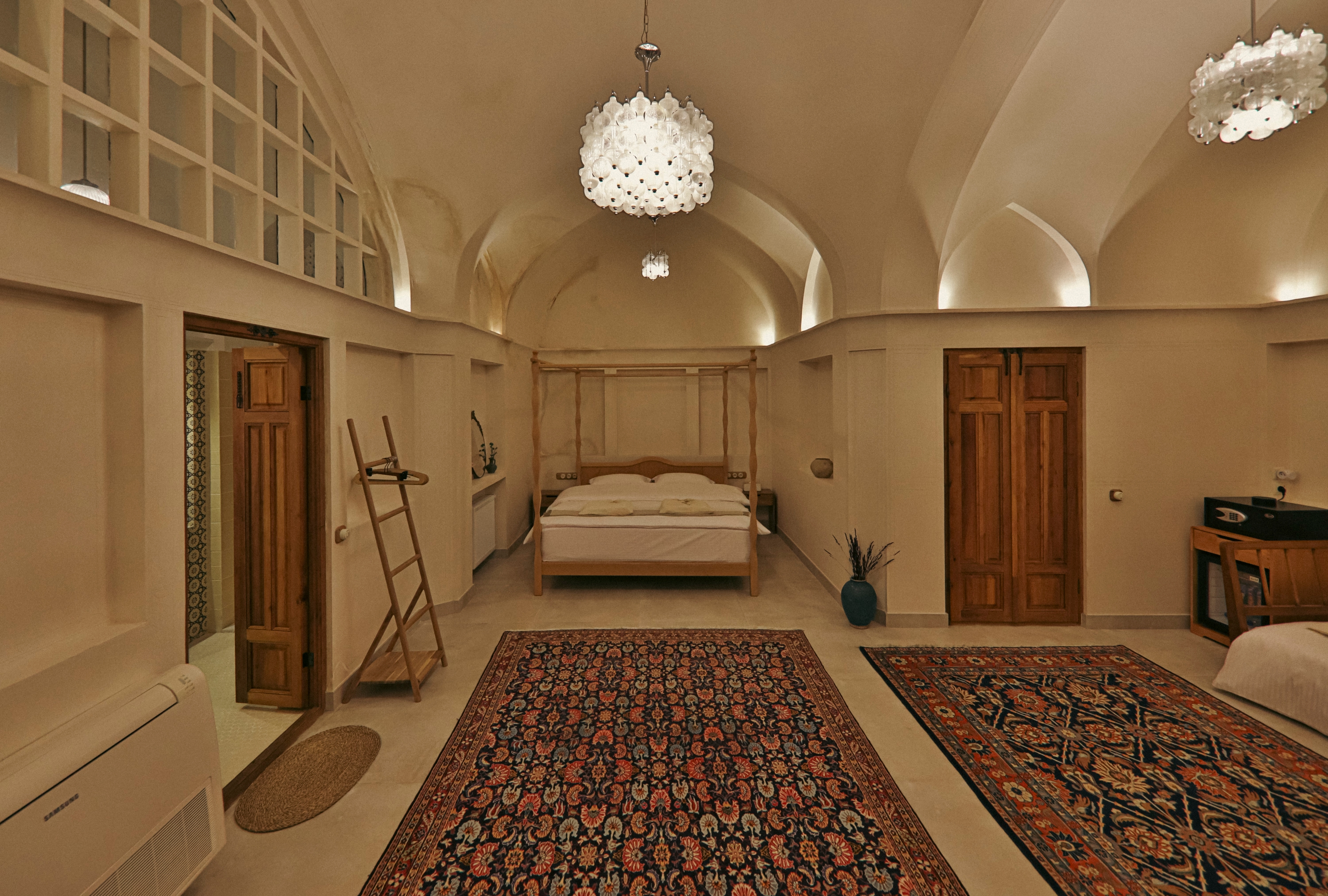 اجاره بوتیک هتل سنتی در فاضل نراقی کاشان - هزار