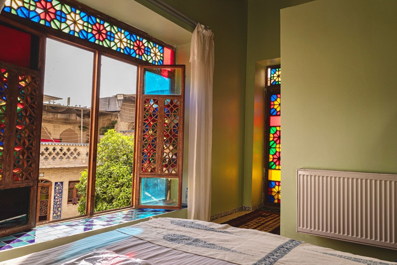 اجاره بوتیک هتل در خیابان لطفعلی خان زند شیراز - شکوفه 2 تخته