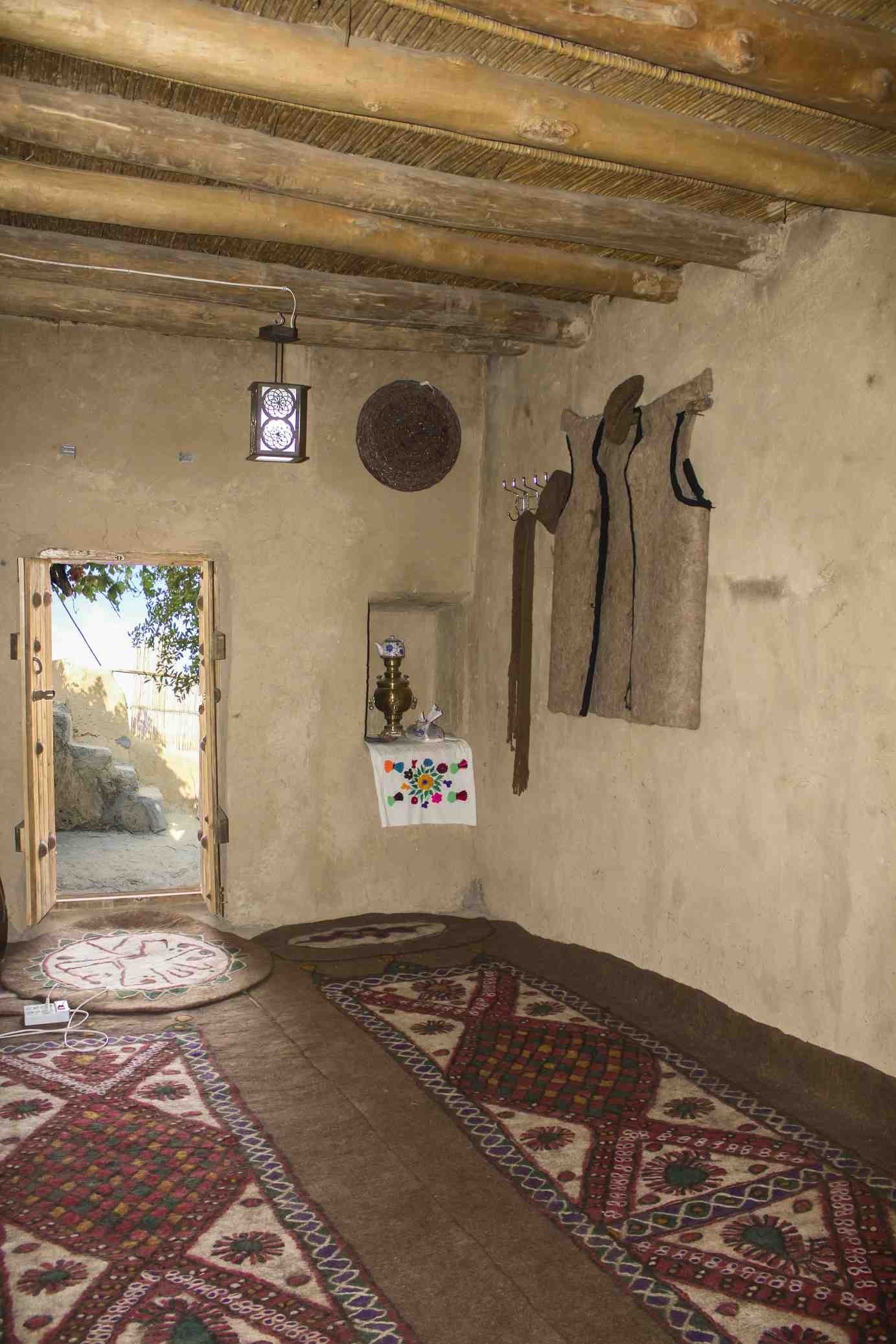 اجاره اقامتگاه بومگردی و اتاق سنتی در قلعه بالا بیارجمند