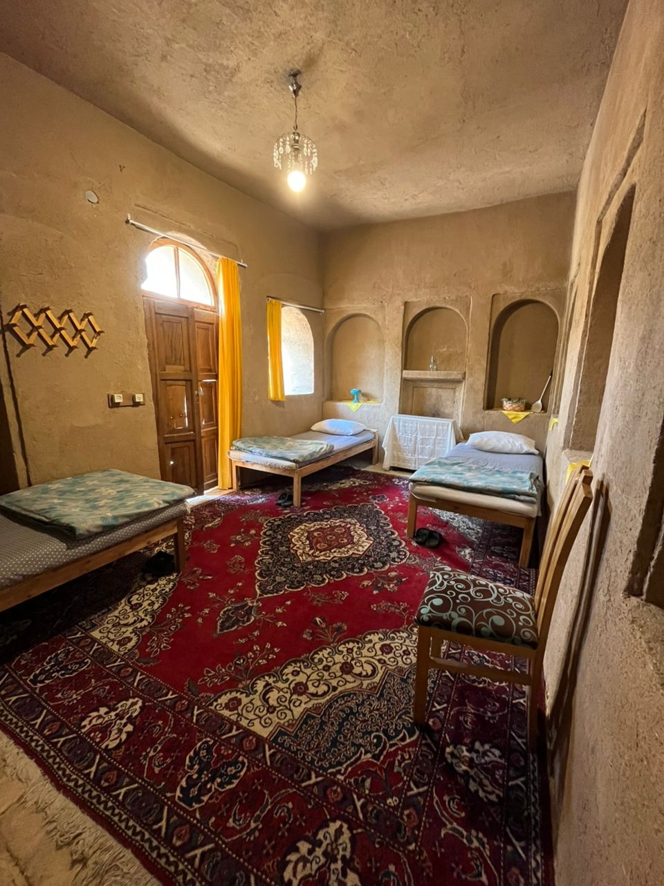 اجاره بوم گردی سنتی در آباده_اتاق سه تخته مستردار