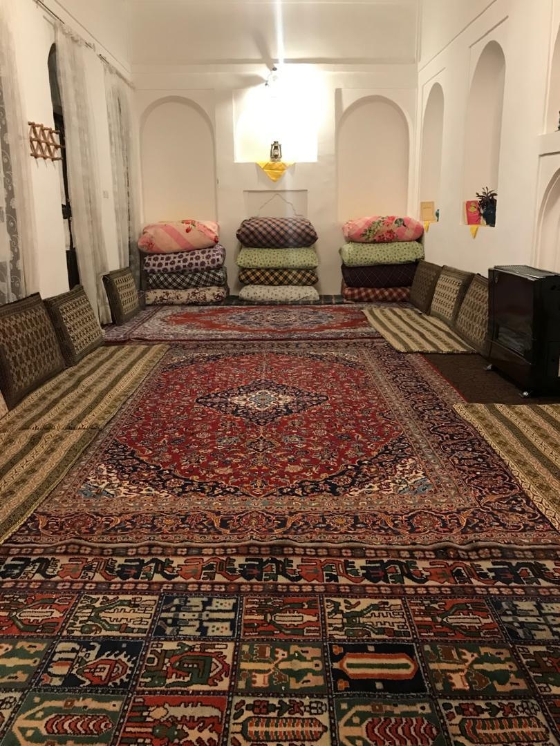 اجاره اتاق بومگردی سنتی در آباده-کف خواب بدون مستر