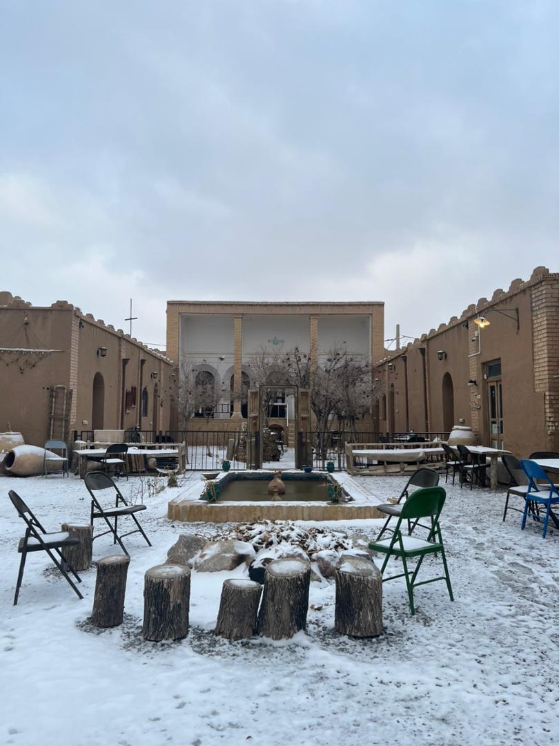 اجاره اتاق بومگردی سنتی در آباده-کف خواب بدون مستر