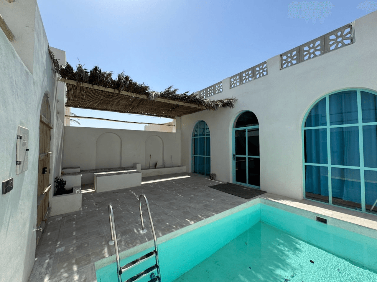 ویلا دوخوابه با استخر روباز در طبل قشم - کوکو