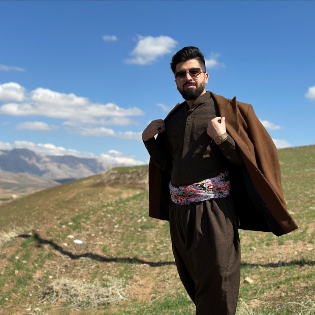 hostIntroImage-میلاد محمودی