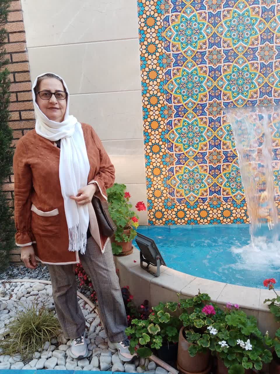 hostIntroImage-گلرخ احمدی 