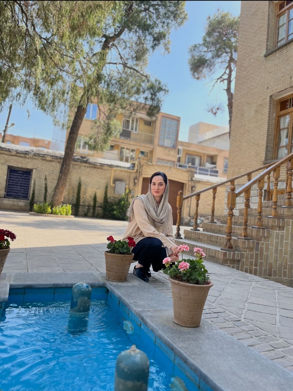 hostIntroImage-زینب محمودی