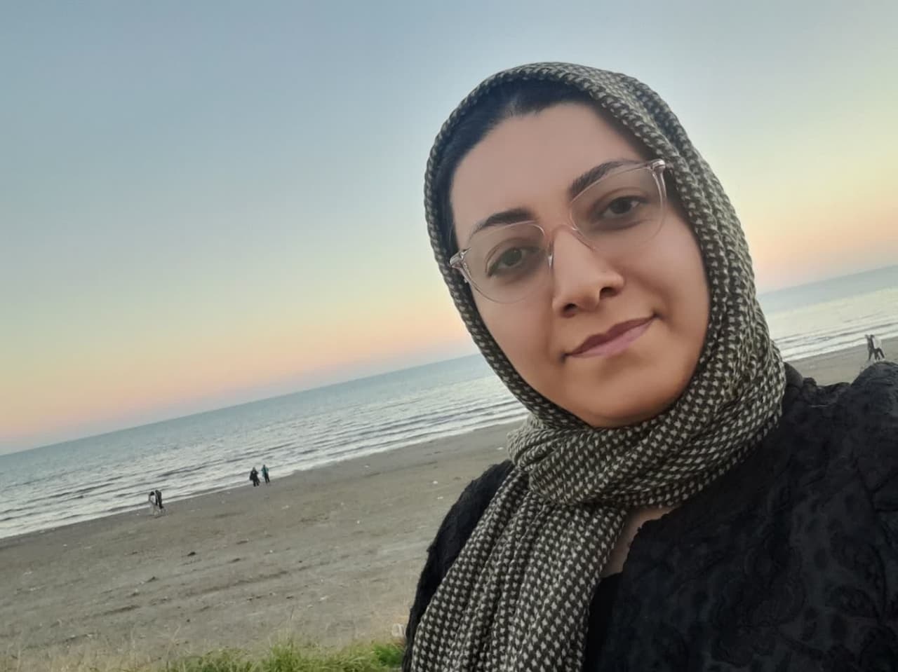 hostIntroImage-زینب نیک پور