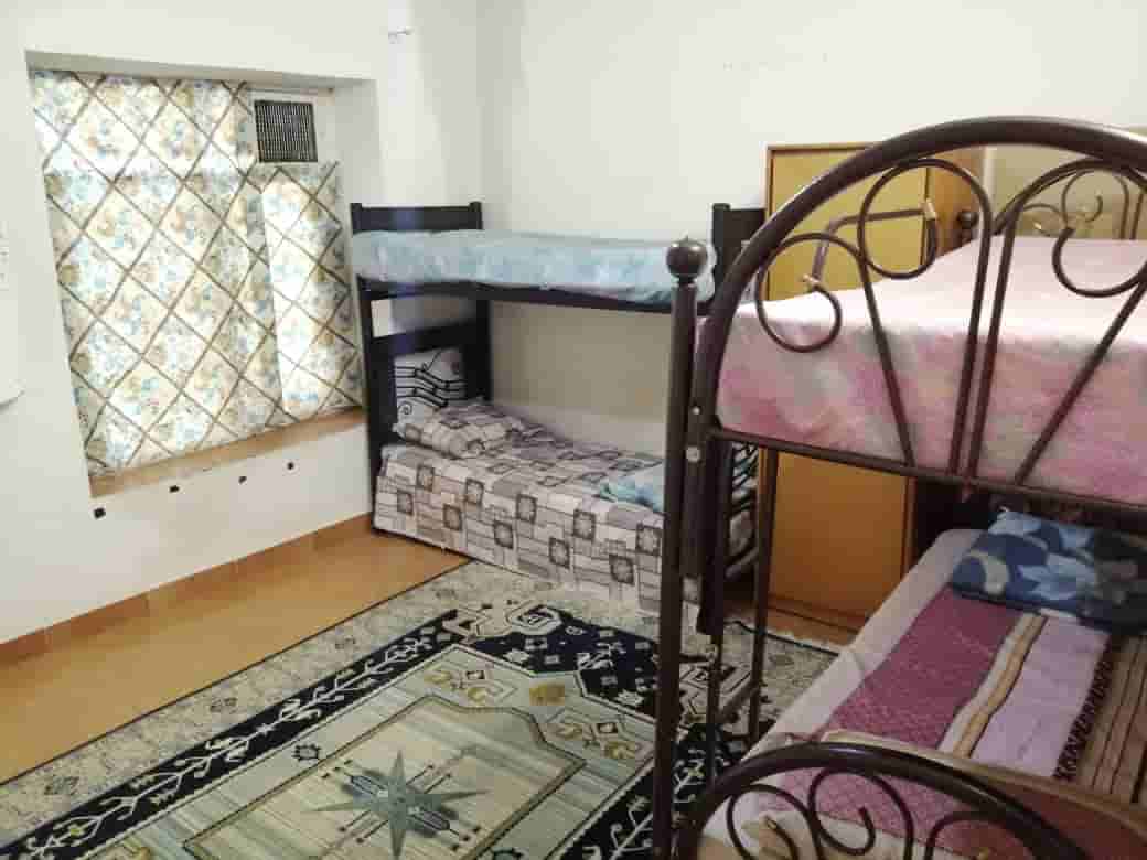 رزرو اتاق 4 تخته در فخررازی مرکز تهران - 26 متری طبقه ی اول