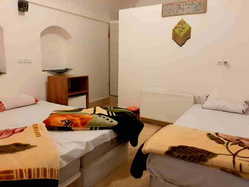 اجاره بوم گردی سنتی در مهریز یزد | اتاق سه تخته