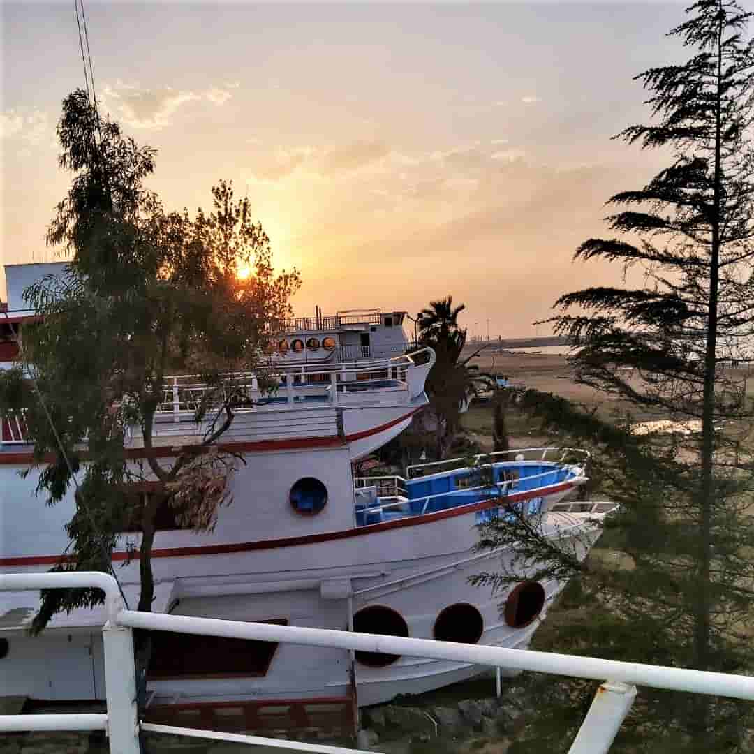 اجاره کشتی ساحلی در ساحل قو بندرانزلی - قرمز بالا