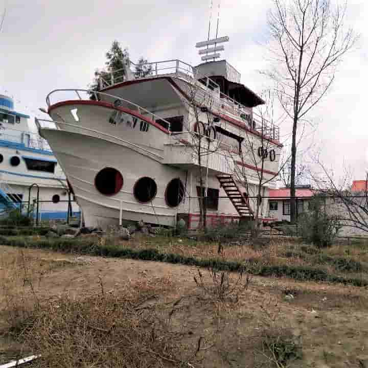 اجاره کشتی ساحلی در ساحل قو بندرانزلی - قرمز بالا