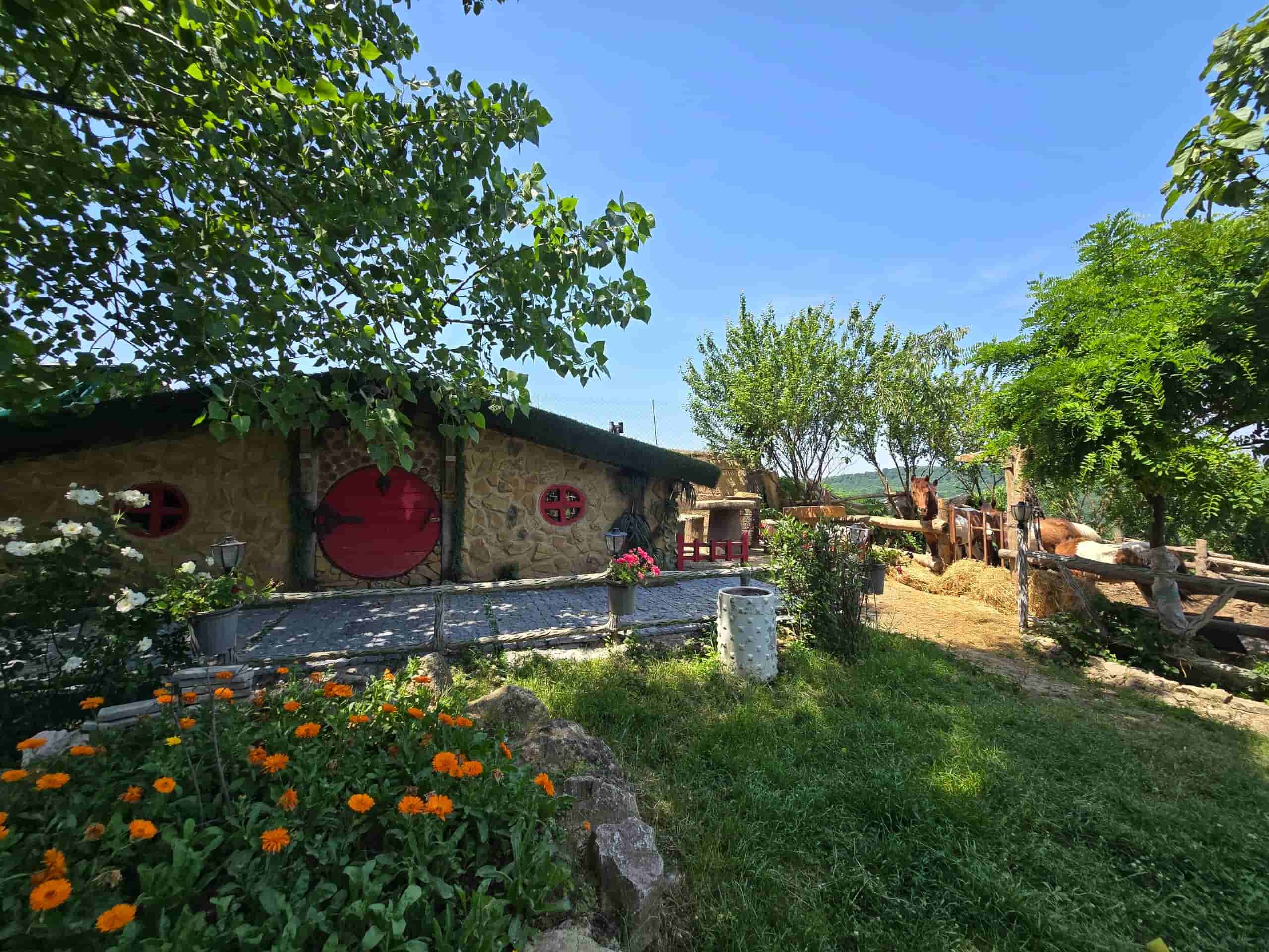 اجاره کلبه هابیت در روستای امره ساری - مهنا