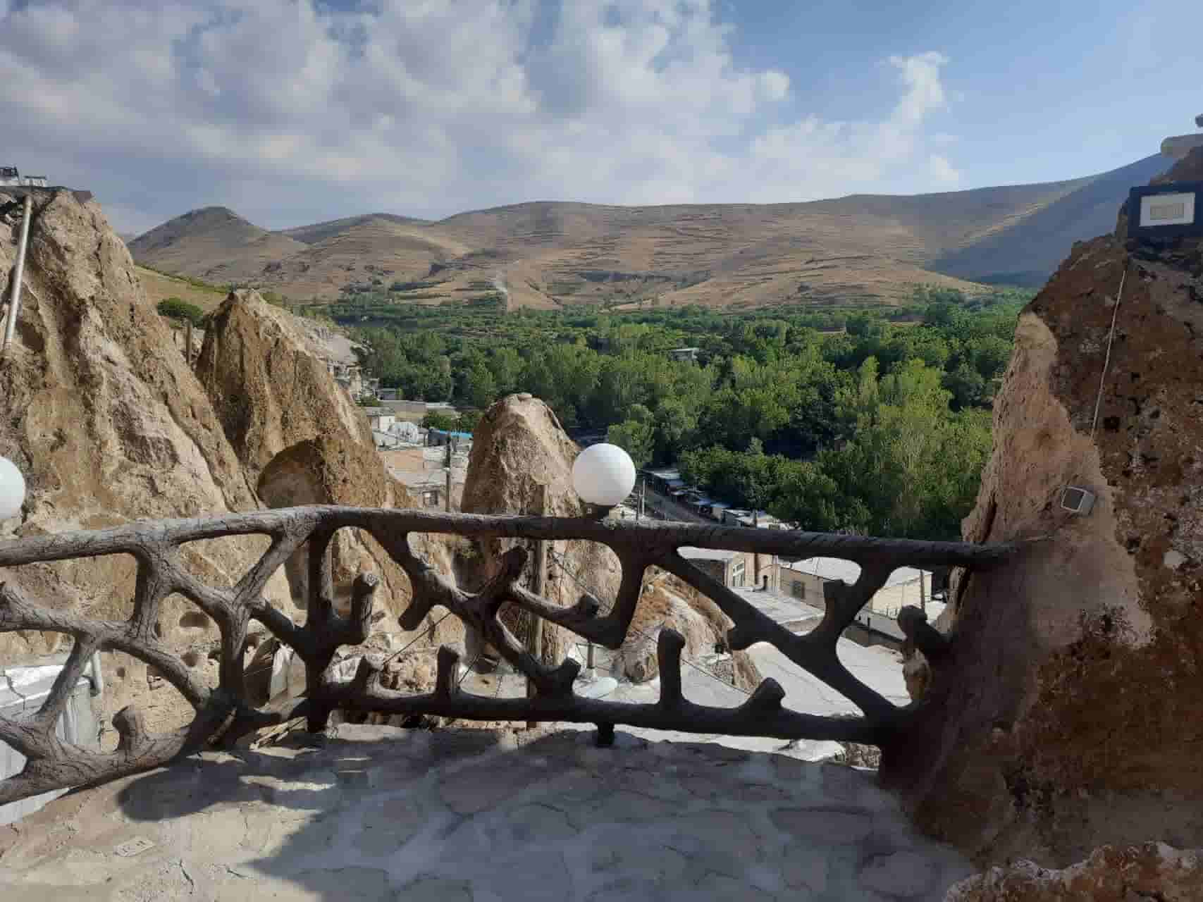 اجاره اقامتگاه صخره ای در روستای توریستی کندوان