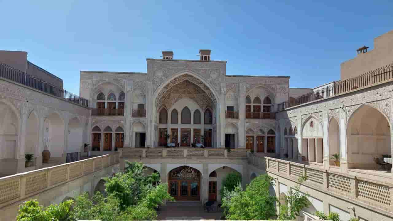 اجاره بوتیک هتل سنتی در فاضل نراقی کاشان - مینا