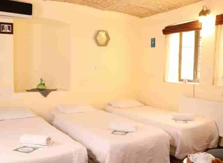 اجاره بوتیک هتل سنتی در مشیرشرقی شیراز  - فریدون مشیری