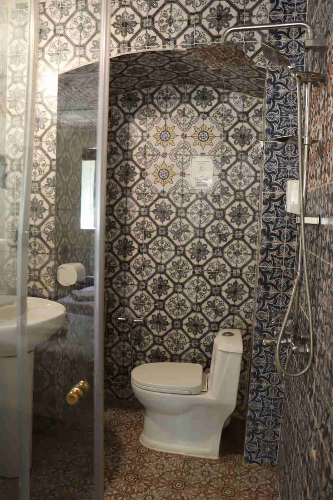 اجاره بوتیک هتل سنتی در مشیرشرقی شیراز  - فریدون مشیری