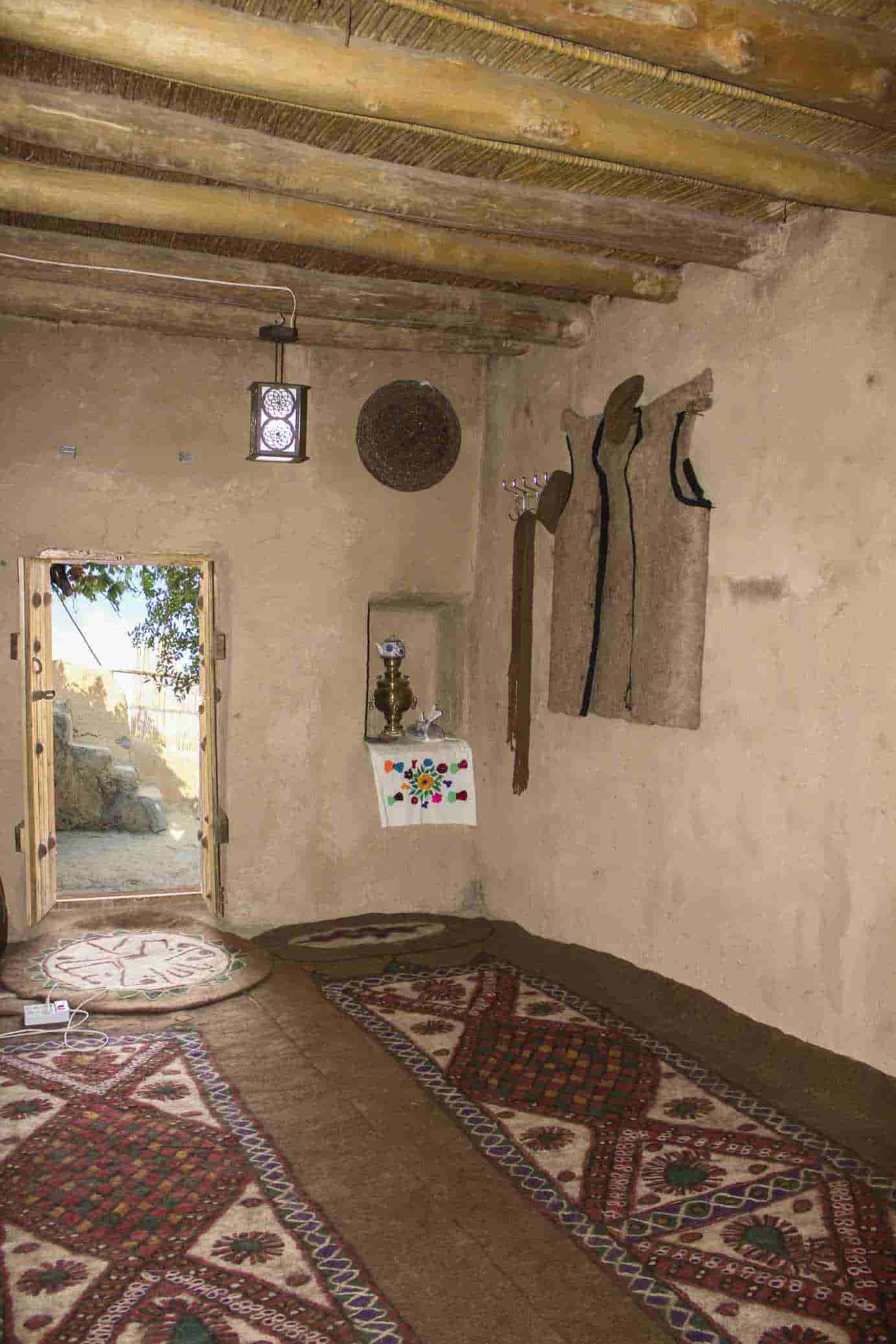 اجاره اقامتگاه بومگردی و اتاق سنتی در قلعه بالا بیارجمند