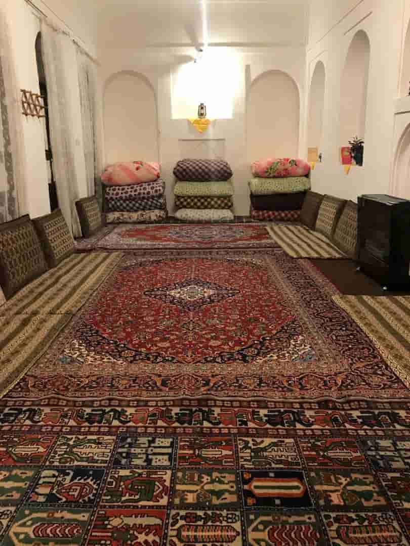 اجاره اتاق بومگردی سنتی در آباده-کف خواب بدون مستر