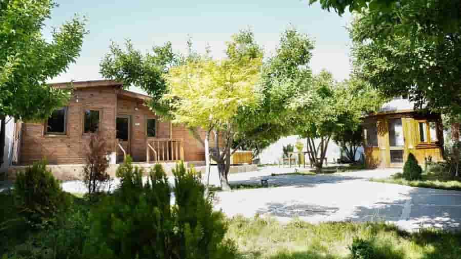 عکس کلبه چوبی جکوزی‌دار در روستای دشت روم یاسوج