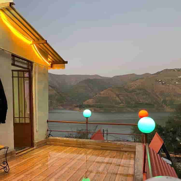 ویلا با چشم انداز به دریاچه در روستای غریبی ها روبروی زراس