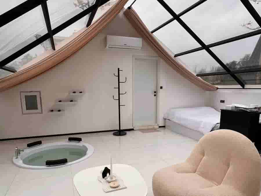 کلبه سوئیسی شیشه ای در روستا لیره سر تنکابن