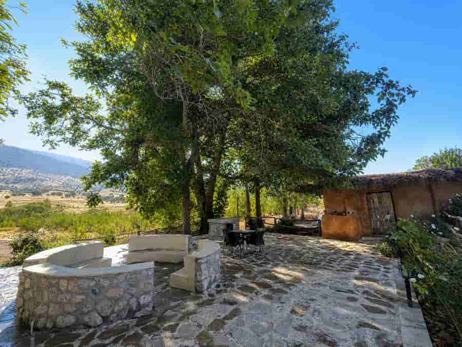 اجاره ویلا سنگی نزدیک به آب در روستای بوزنجان بیضا