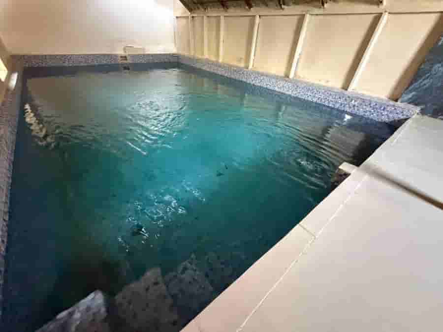 عکس کلبه سوئیسی با استخر آبگرم در موروزه سپیدان - راین 
