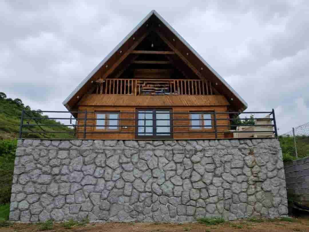 کلبه سوئیسی جنگلی جکوزی‌دار در روستای سنگنیشت زیرآب