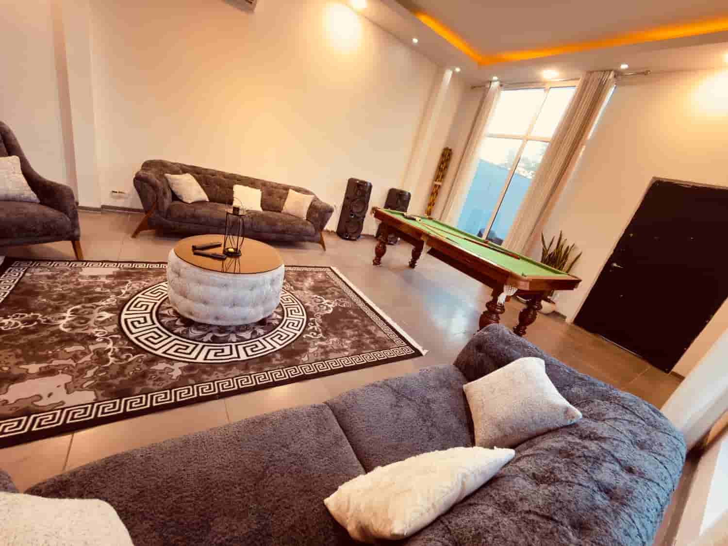 ویلا با استخرروباز آبگرم در سهیلیه - چهارباغ 