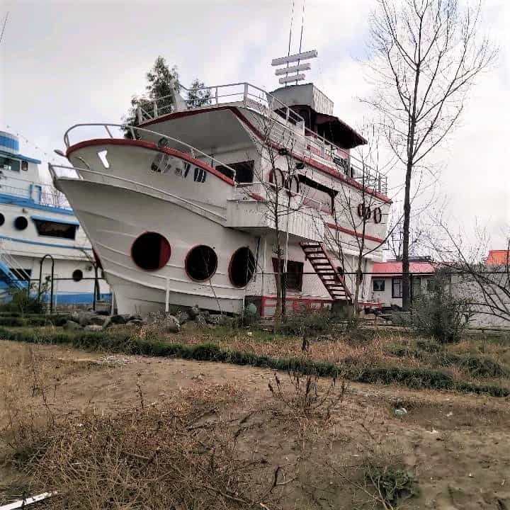 اجاره کشتی ساحلی در ساحل قو بندرانزلی - قرمز بالا