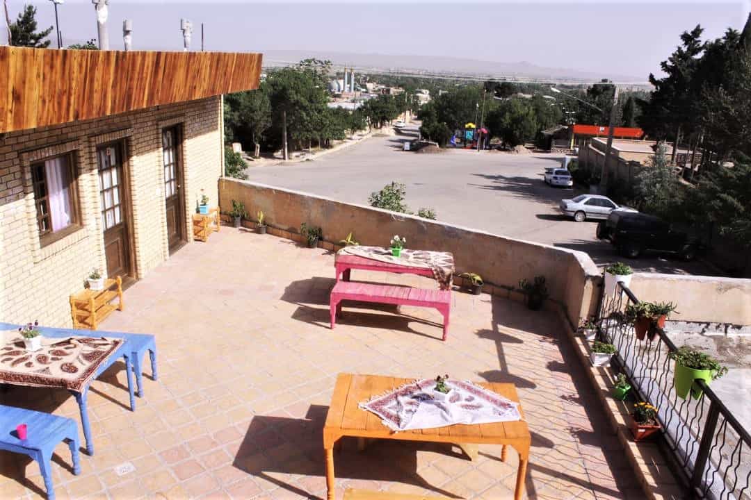 اجاره سوئیت سنتی در قلعه نوخرقان شاهرود-یک تخته ورودی تراس