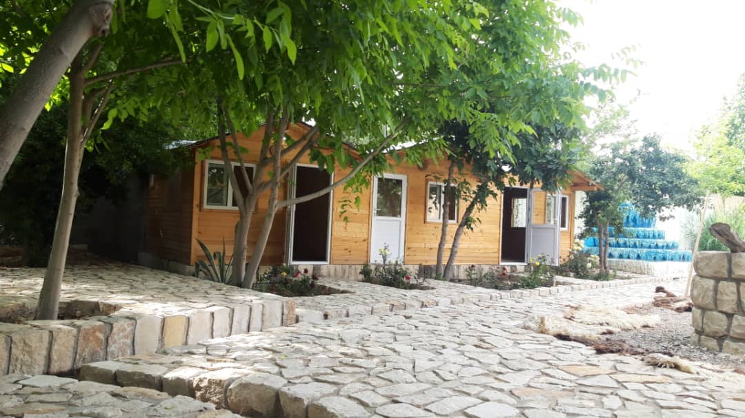اجاره کلبه چوبی در کاخ اردشیر بابکان فیروزآباد