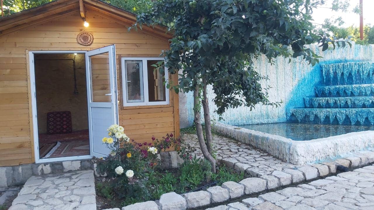 اجاره کلبه چوبی در کاخ اردشیر بابکان فیروزآباد