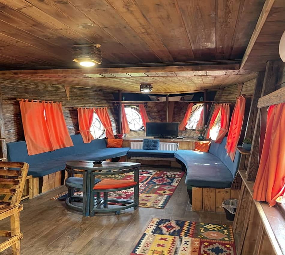 اجاره کشتی ساحلی در ساحل قو بندرانزلی - قرمز پایین