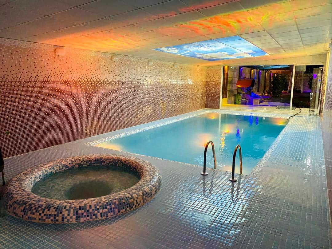 اجاره ویلا استخر سرپوشیده آب گرم  و جکوزی در کردان