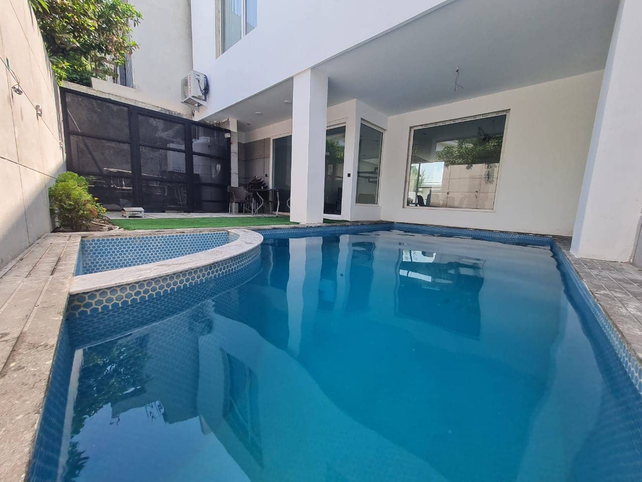 اجاره ویلا سه خوابه استخر روباز آبگرم در شهرک امیرسالار سرخرود