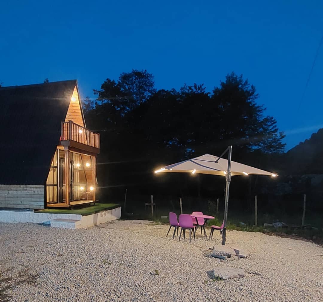 اجاره کلبه سوئیسی در روستای چاری سلمانشهر