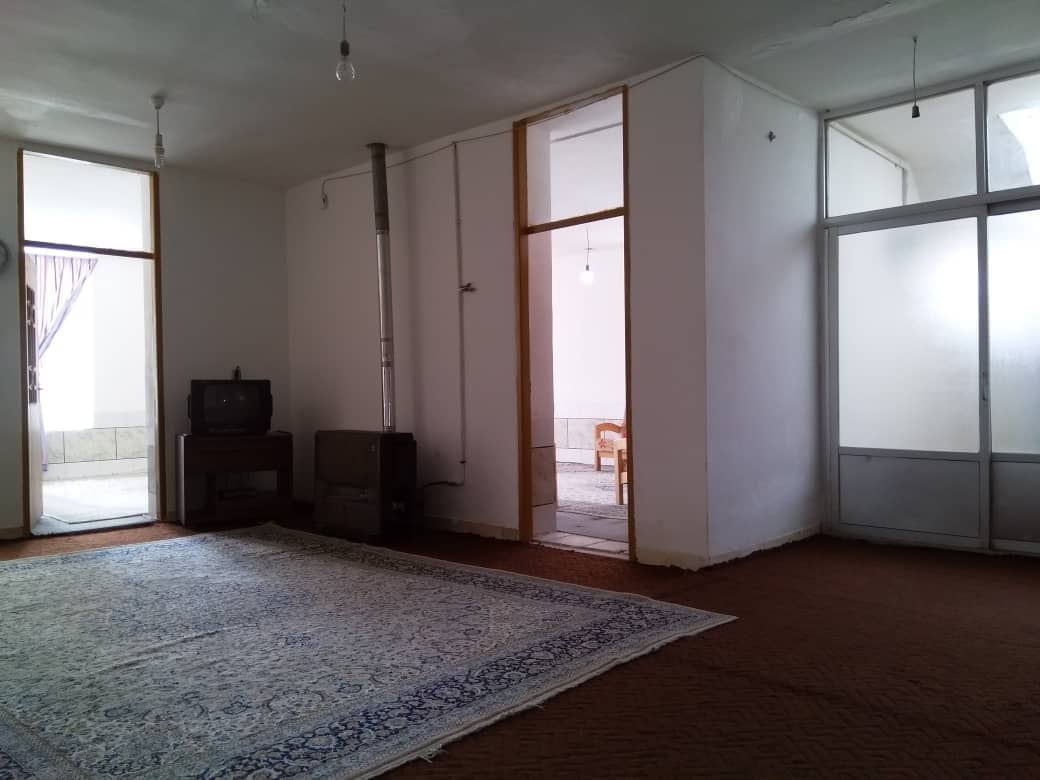 اجاره خانه ویلایی سه خوابه در خیابان مولوی سمیرم-همکف