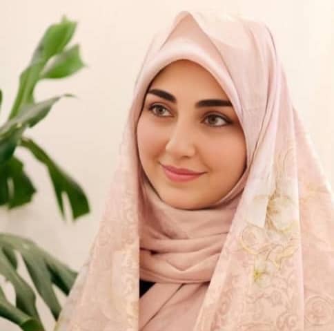 hostIntroImage-زهرا بزرگی نفت چالی