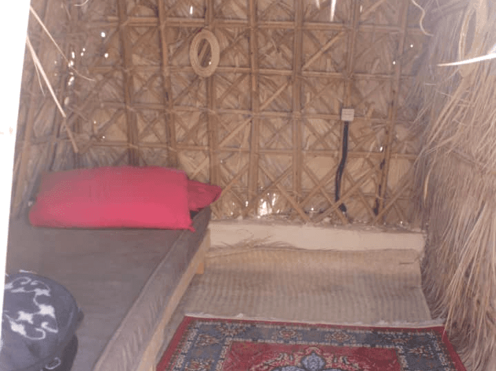 اجاره کپر ساحلی در هرمز - سعدی  حیاط اقامتگاه 