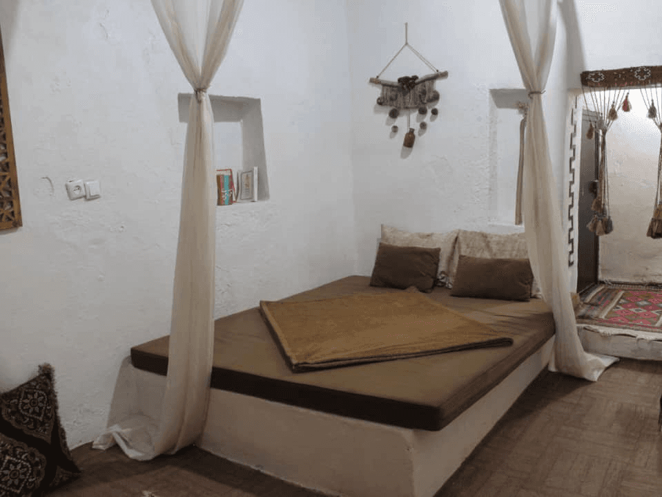 اجاره اتاق دوتخته ساحلی در هرمز - منصور حلاج  حیاط اقامتگاه 