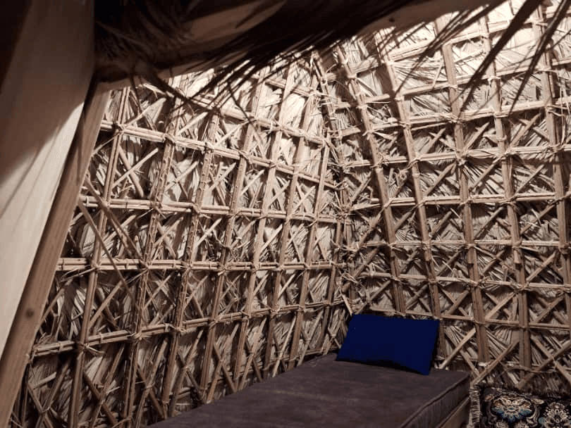 اجاره کپر ساحلی در هرمز - سعدی  حیاط اقامتگاه 