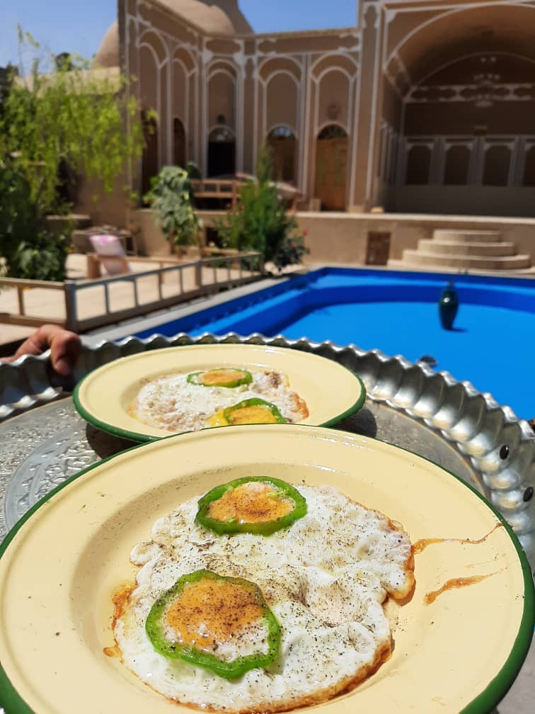 اجاره بوم گردی سنتی در مهریز یزد | اتاق سه تخته